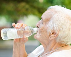 Boire 2l d'eau par jour protège les personnes âgées de la déshydratation