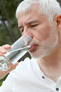 Les eaux riches en calcium et magnésium, comme l'Eau de Velleminfroy, sont adaptées aux besoins des seniors