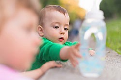 Pour bébé, choisissez une eau pure, faiblement minéralisée et sans nitrates.