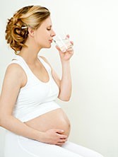 Durant la grossesse, les besoins en eau de la femme enceinte sont élevés