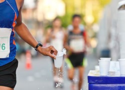 Chez le sportif, les pertes en eau sont très importantes à cause de la transpiration
