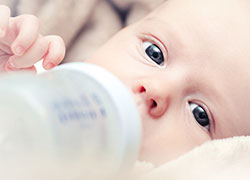Il est important de choisir une eau adaptée pour les besoins des bébés et nourrissons.