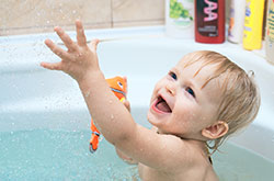 Pour éviter la déshydratation de bébé, donnez-lui plusieurs bains dans la journée.