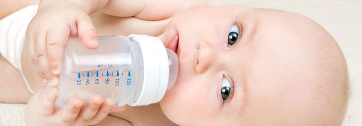 Comment bien hydrater son bébé