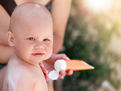 Protégez bébé des coups de soleil avec un écran total.
