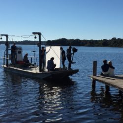 Tournage scène sur ponton bateau