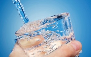 Boire de l'eau est indispensable pour notre santé et bien-être et ainsi compenser les pertes hydriques