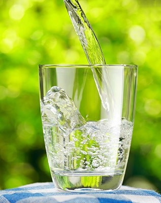 Pour une bonne hydration, buvez un verre d'eau minérale de Velleminfroy toutes les heures