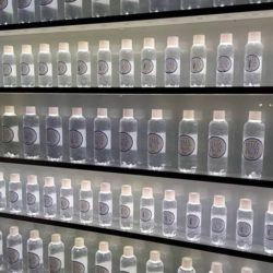 Vitrine bouteilles Velleminfroy eau minérale pauvre en sodium