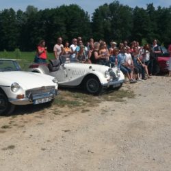 Photo de groupe avec voitures anciennes