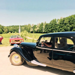 Ancienne voiture noire et rouge