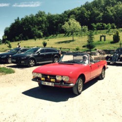 Ancienne voiture rouge